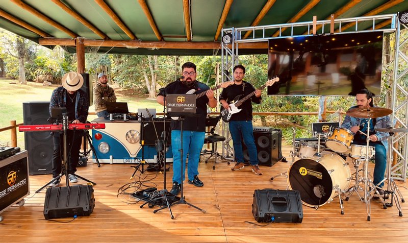 Banda tocando no palco