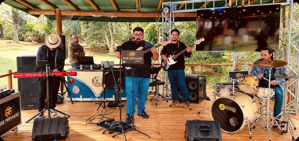 Banda tocando no palco da Quinta