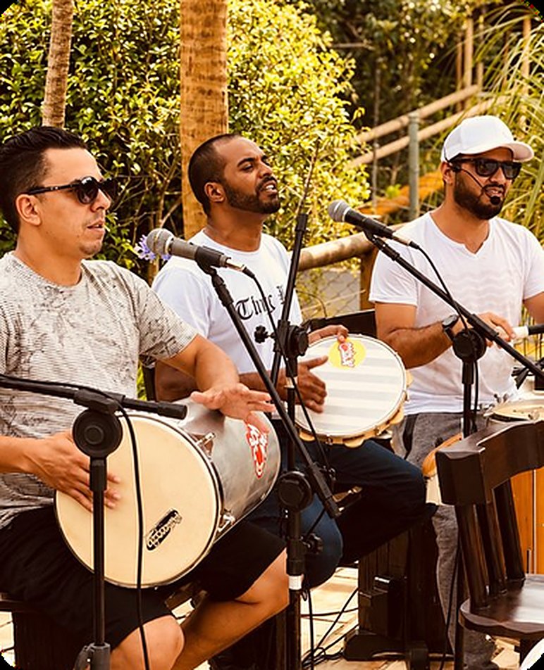 Grupo de samba e pagode com instrumentos de percussão