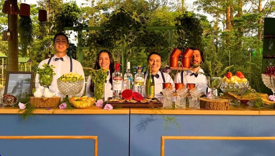 Equipe de bartenders atrás do bar da Quinta