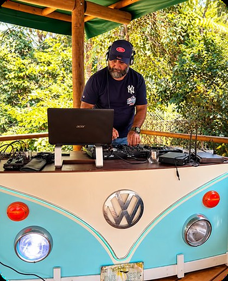 DJ na cabine em uma Kombi decorada