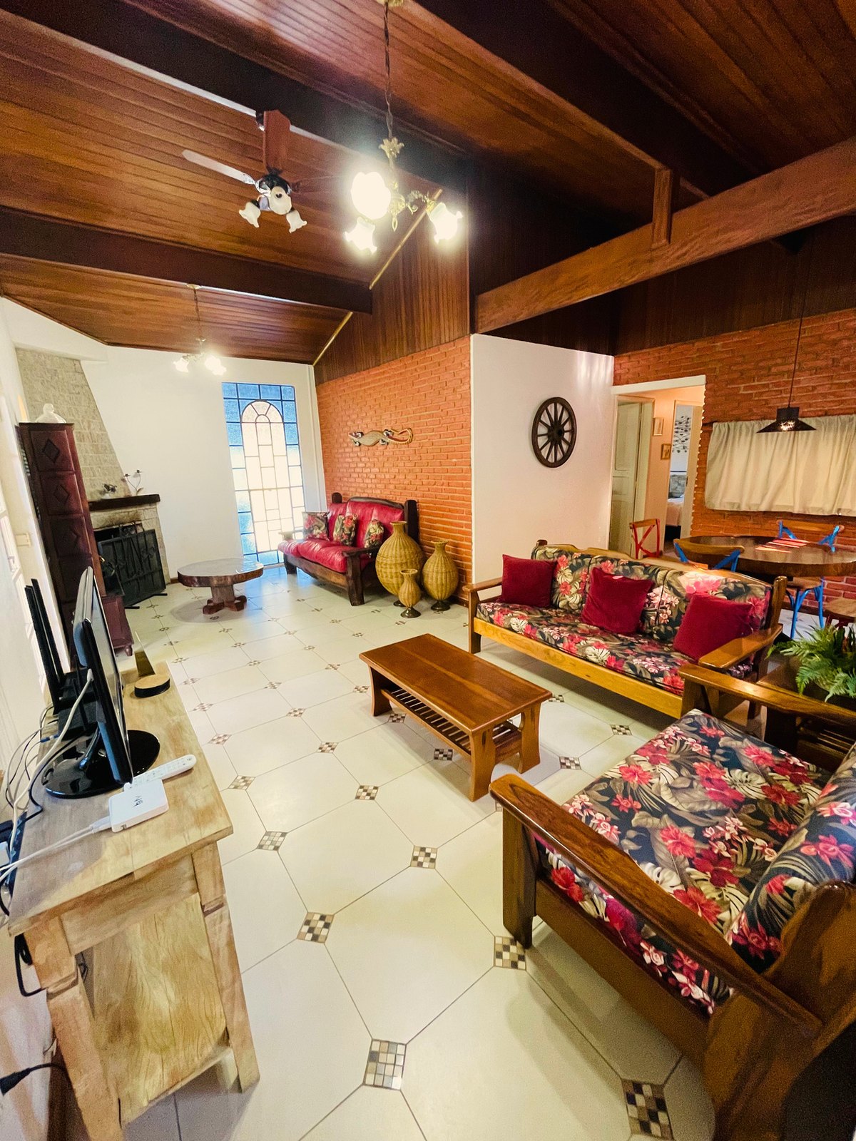 Sala de estar da casa com sofás coloridos