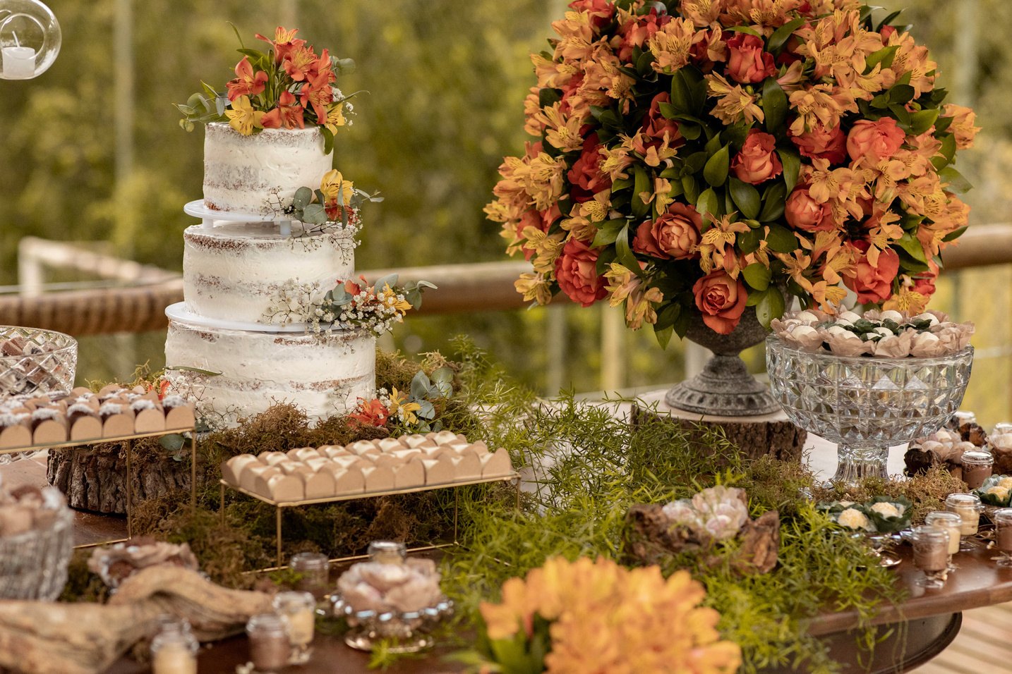 Mesa de doces premium com bolo cenográfico e flores