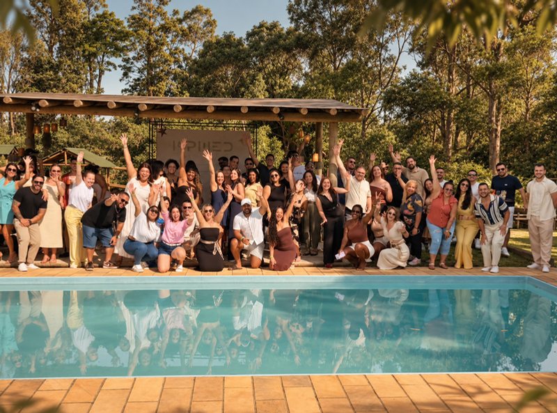 Equipe reunida na piscina durante confraternização