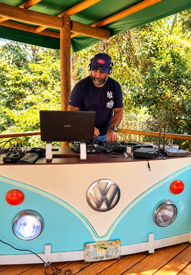 DJ na cabine decorada