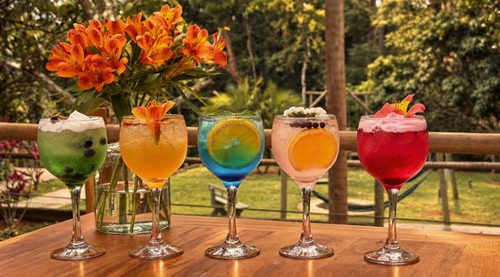 Taças de drinks coloridos