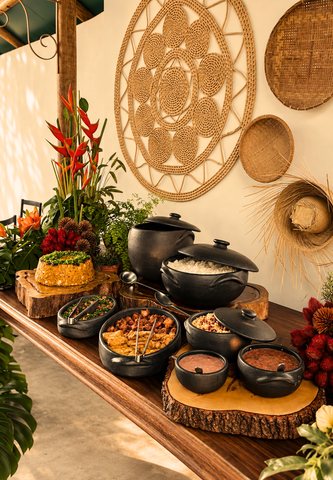 Feijoada servida em panelas de barro